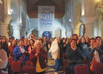 Çeşme Belediyesi Tiyatro Günleri’nde usta sanatçılar sahne aldı
