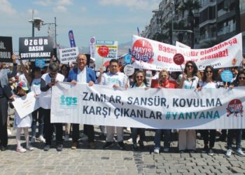 Gazeteciler omuz omuza yürüdü