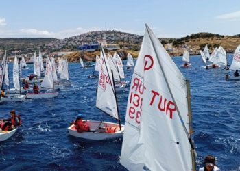FOÇA BEYAZ BİR KELEBEK TARLASINA DÖNDÜ