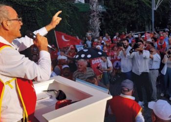 EMEKLİ-SEN ALANLARA SIĞMIYOR