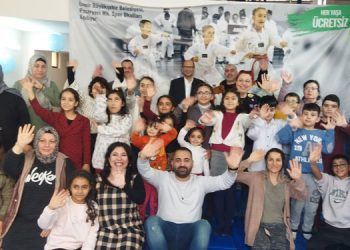 Basmane’de çocuklar yeni yılı masalla karşıladı