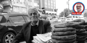 Gün aymadan geldi gevrek tezgahının başına.