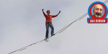 TELDE Kİ CAMBAZA BAKARKEN!