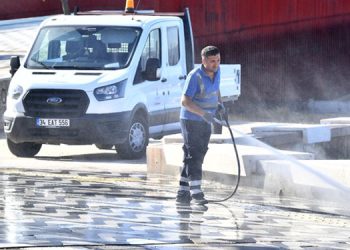 İzmir sokaklarında temizlik seferberliği