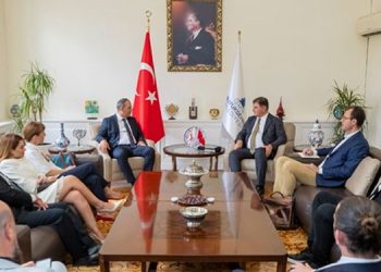 Başkan Tugay “kardeş kent” Lefkoşa Belediye Başkanı Harmancı’yı ağırladı