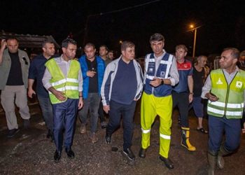 Başkan Cemil Tugay ekiplerle birlikte sahaya indi