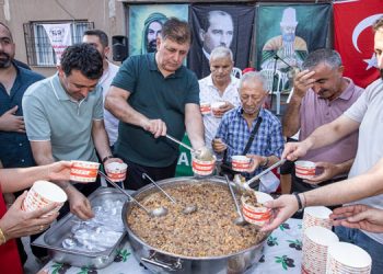 Başkan Tugay Örnekköy’de aşure dağıttı