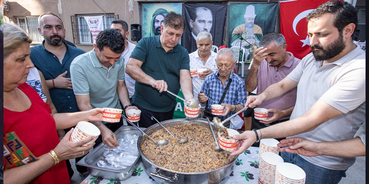 Başkan Tugay Örnekköy’de aşure dağıttı