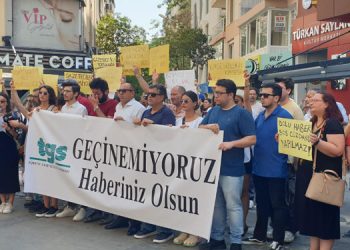 İzmirli gazeteciler yürüdü: Geçinemiyoruz haberiniz olsun