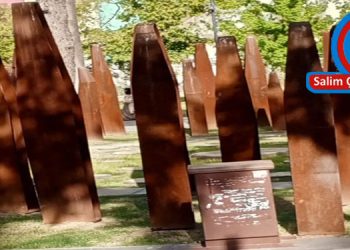 Kasımın Ortalarındayız, Dışarda Yağmur, Elimde ‘Deliler Teknesi’