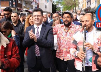 Tuhaf Bir Milletiz, Tuhaf…