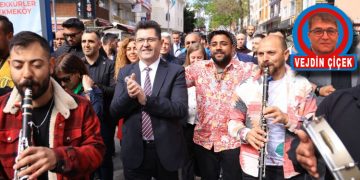 Tuhaf Bir Milletiz, Tuhaf…