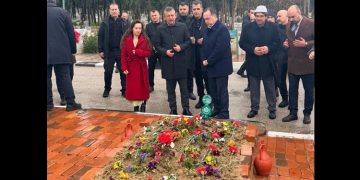Özgür Özel’den, Hünkar Gültekin’in kabrine ziyaret